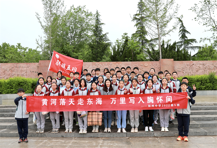 图片6 宋捷老师和学生一起参加大河行综合实践活动.jpg