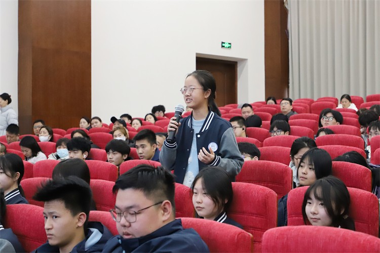 图片2.0学生积极提问 .jpg