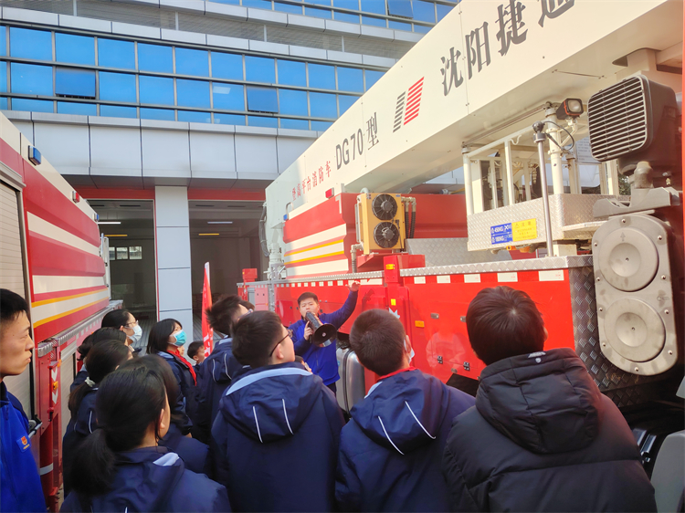 图片1：消防员介绍不同类型的消防车.jpg