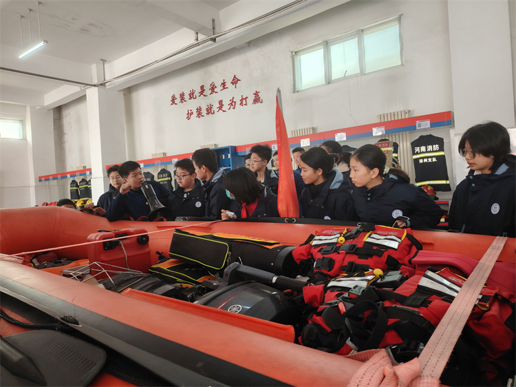 图片3：消防员介绍消防救生艇.jpg