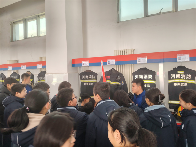 图片4：消防员展示消防服.jpg