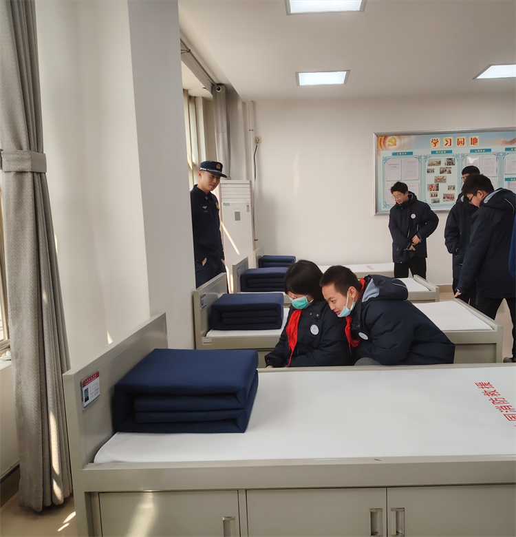 图片6：同学们参观消防员宿舍.jpg