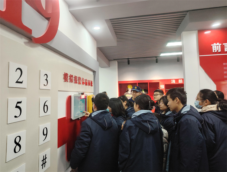 图片7：同学们参与互动体验装置.jpg