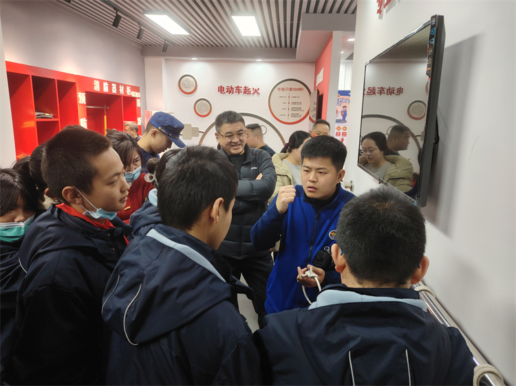 图片8：消防员讲授消防安全知识.jpg