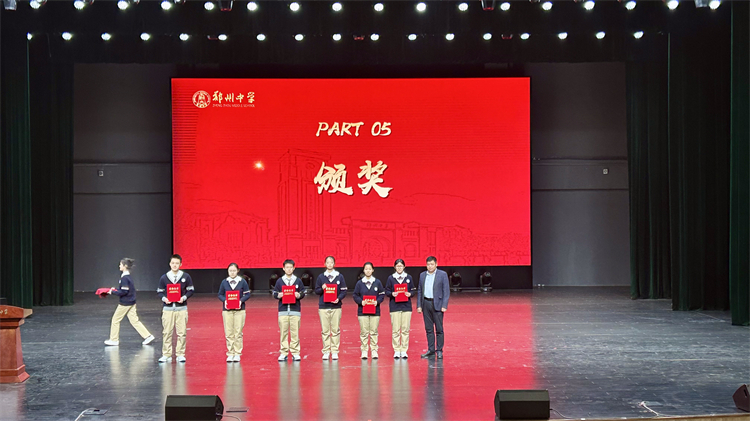 图片11：为获奖同学颁发奖项.jpg